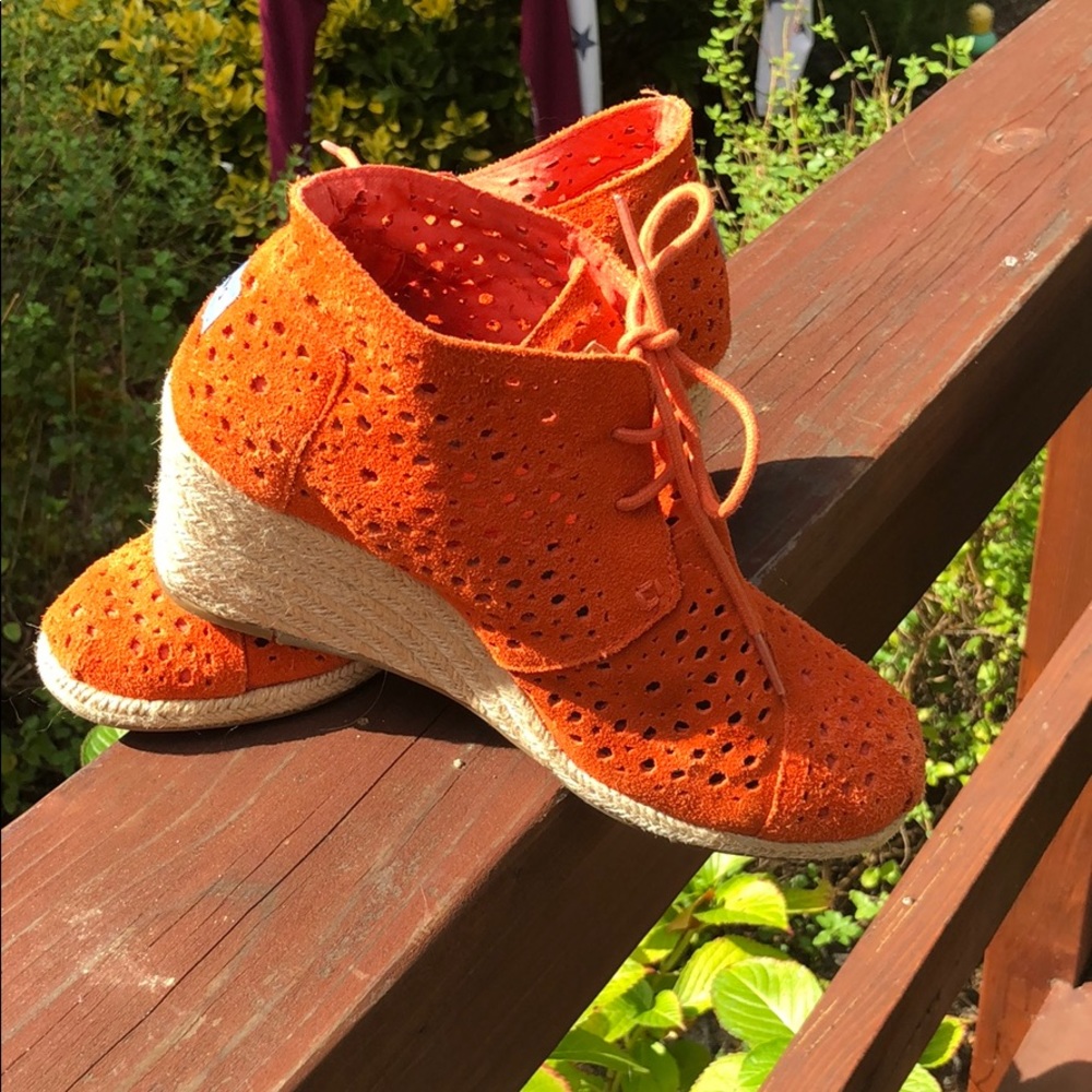 Tom’s shoes